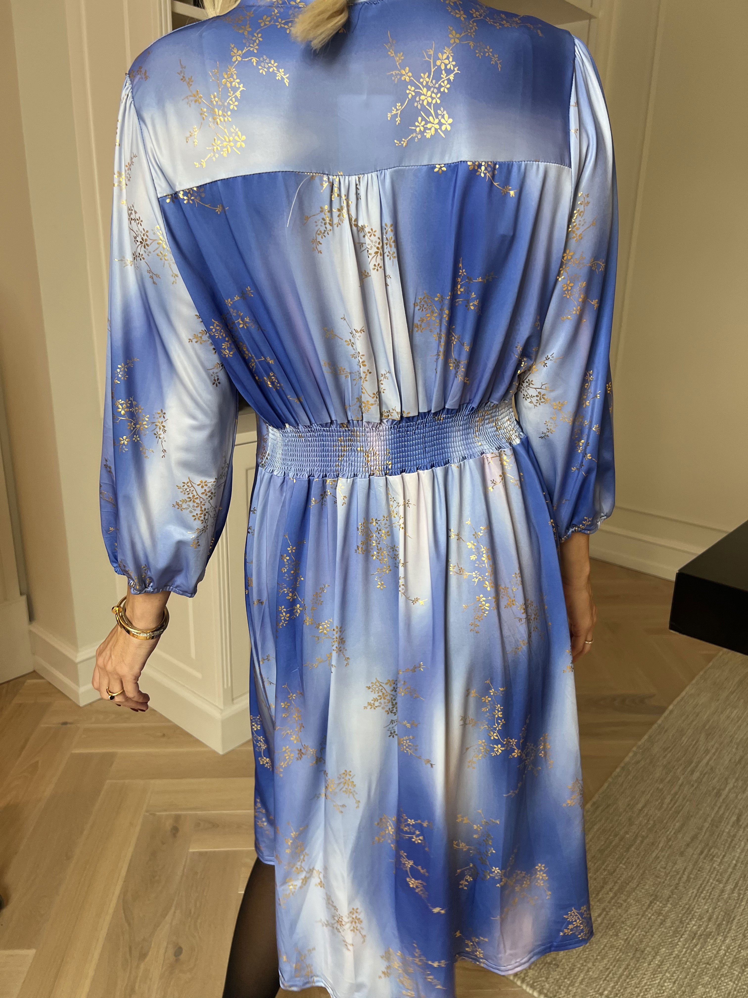 Vivien Gold - 3/4 ærmet kjole med guldprint og slåede knapper